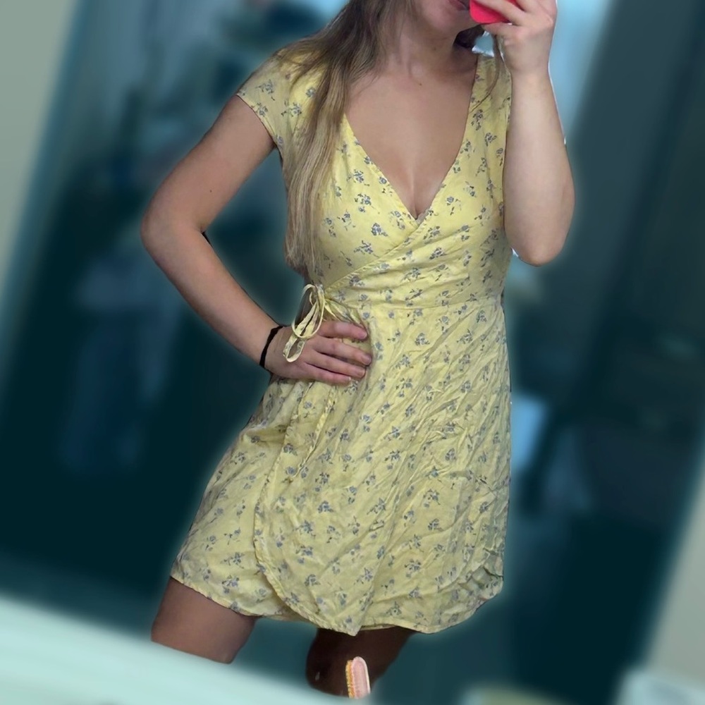 Gently used, HOLLISTER yellow summer tie dress! Size XS.